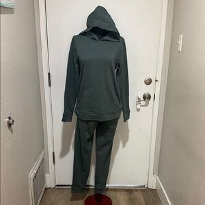 32 Degrees Balsam Green Apparel Set